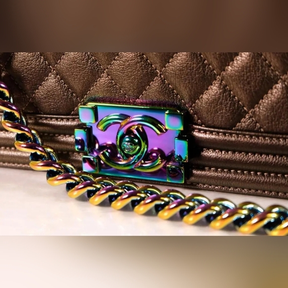 Authentic Chanel Iridescent Goatskin Quilted Medium Boy Flap Gold Sold Out - Picture 2 of 15